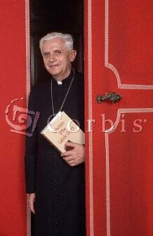 Joseph kardinál Ratzinger s Katechismem Katolické církve v ruce